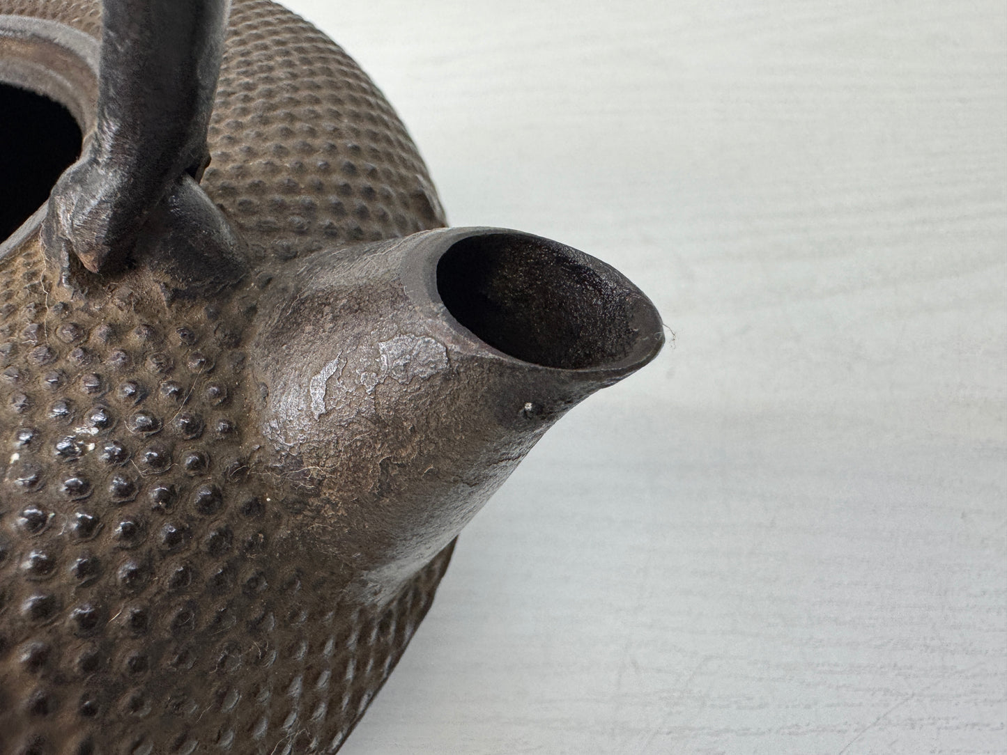 Y10622 TETSUBIN Nanbu Iron kettle teapot pot Arare pattern signed Japan antique