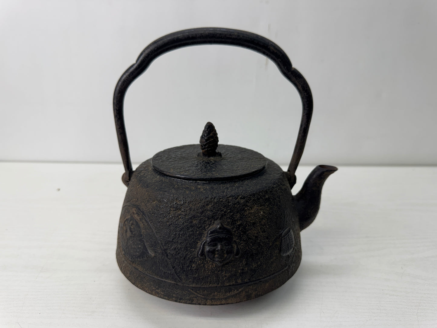 Y10623 TETSUBIN Nanbu Iron kettle teapot Daikoku signed Japan antique kitchen