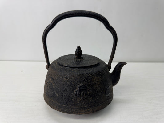 Y10623 TETSUBIN Nanbu Iron kettle teapot Daikoku signed Japan antique kitchen