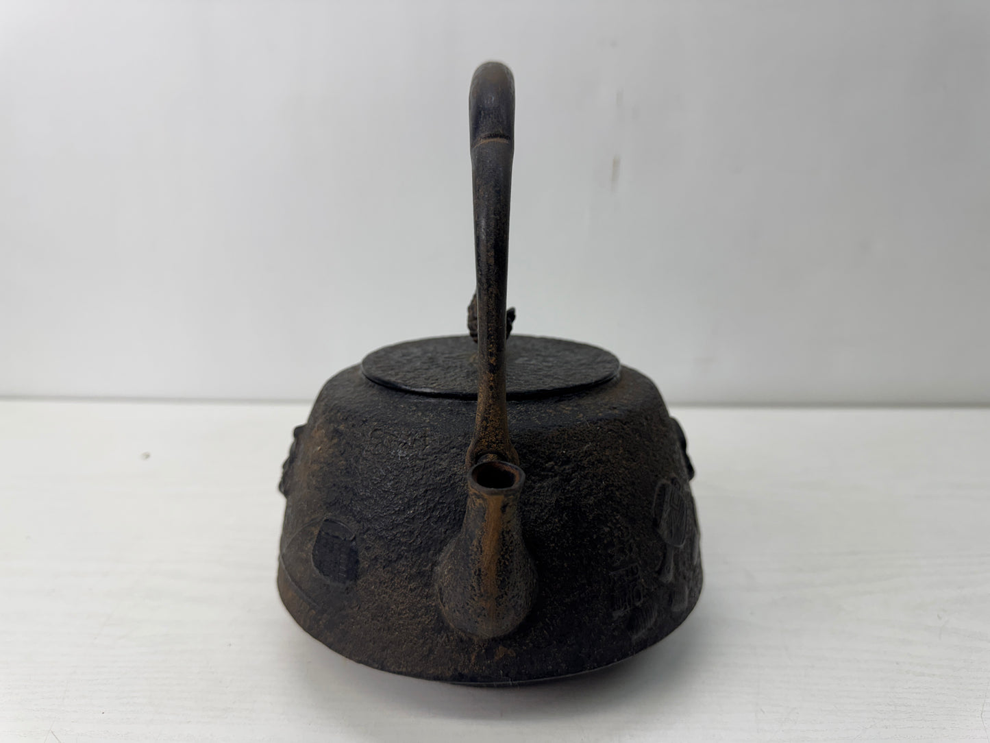 Y10623 TETSUBIN Nanbu Iron kettle teapot Daikoku signed Japan antique kitchen