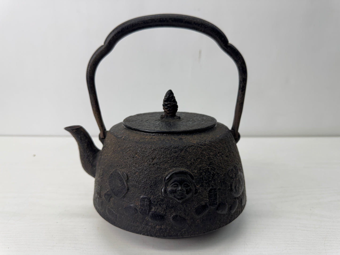 Y10623 TETSUBIN Nanbu Iron kettle teapot Daikoku signed Japan antique kitchen