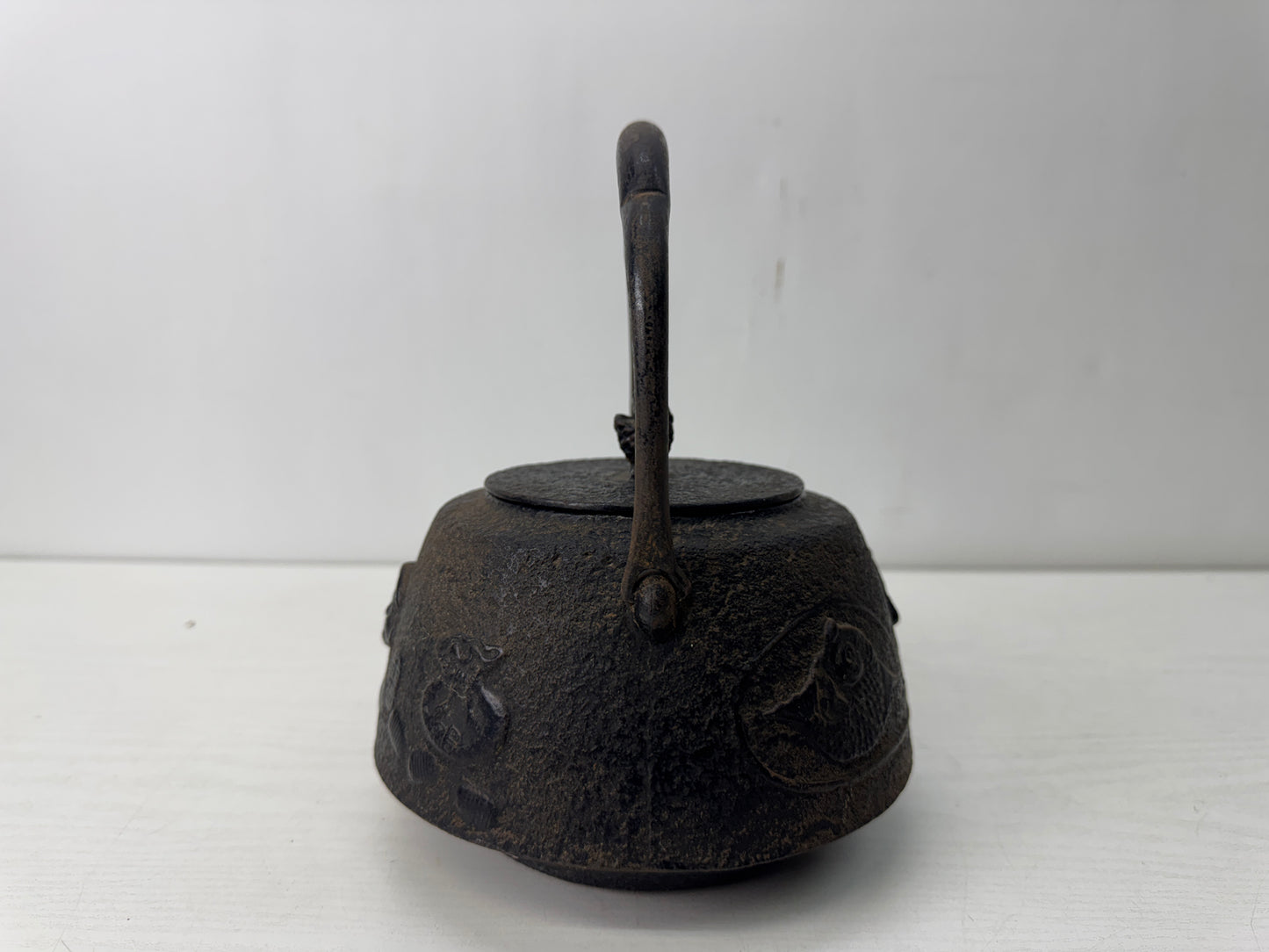 Y10623 TETSUBIN Nanbu Iron kettle teapot Daikoku signed Japan antique kitchen