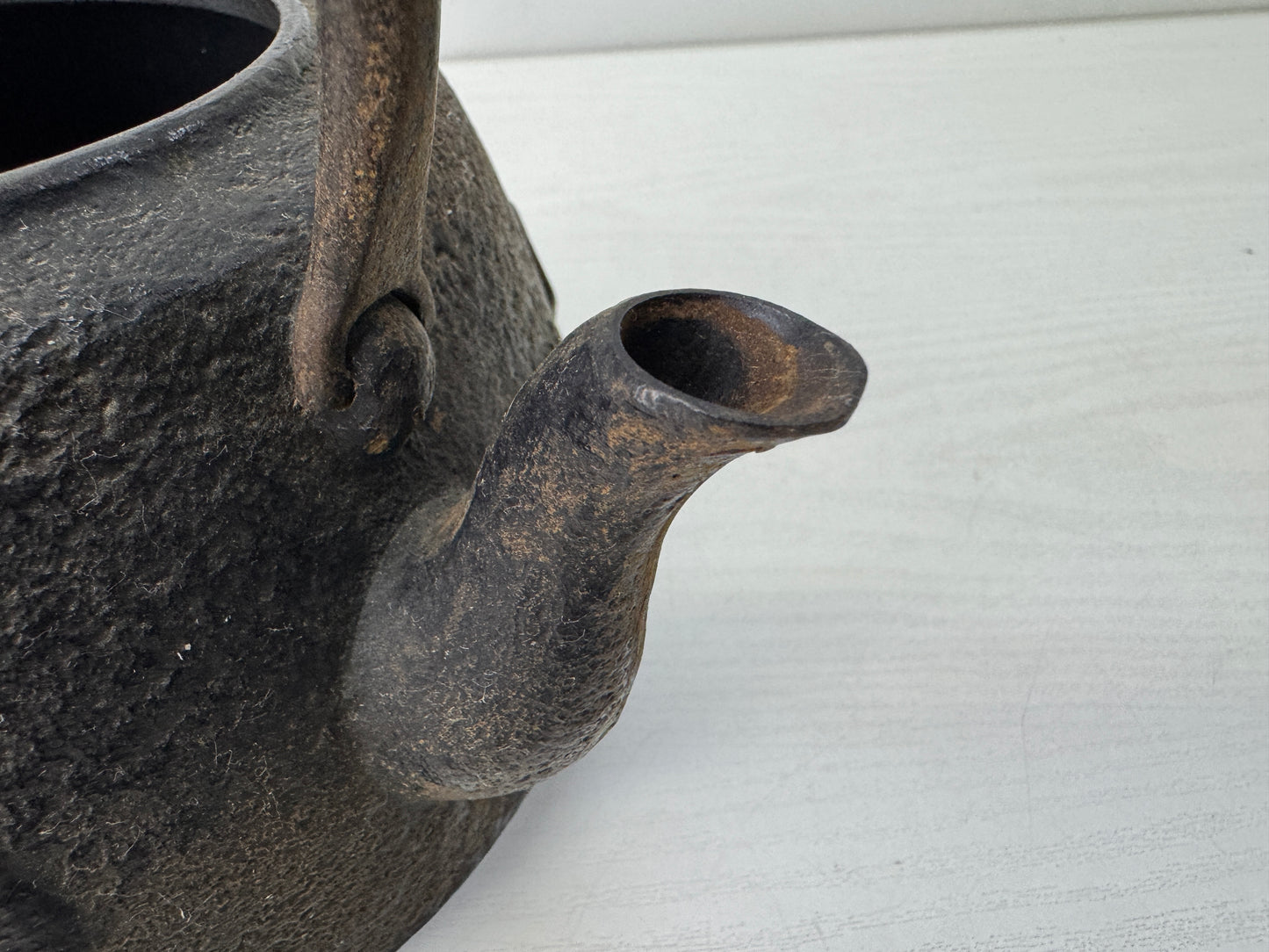 Y10623 TETSUBIN Nanbu Iron kettle teapot Daikoku signed Japan antique kitchen