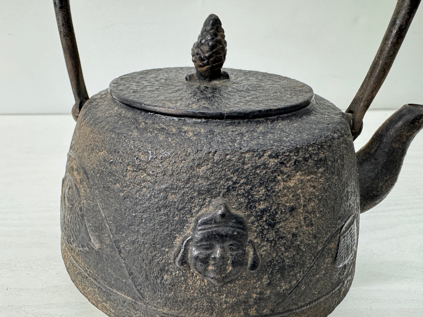 Y10623 TETSUBIN Nanbu Iron kettle teapot Daikoku signed Japan antique kitchen
