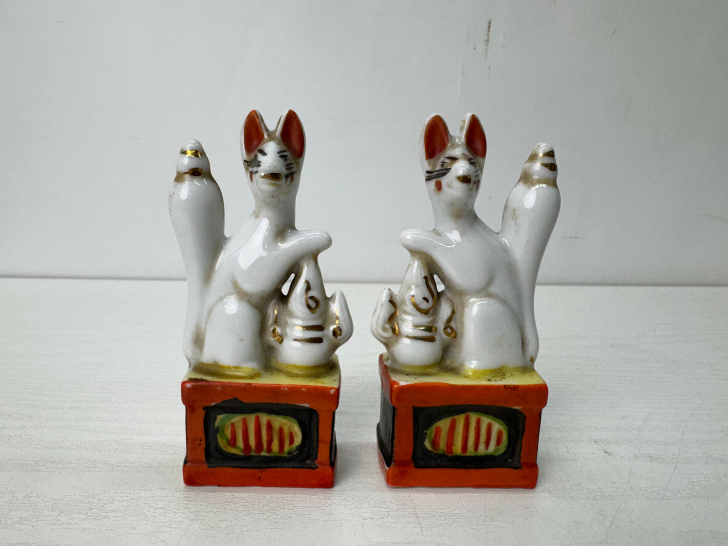 Y10650 OKIMONO Inari fox figurine pair ceramic Japan antique interior decor