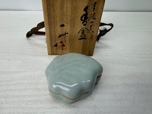 Y10758 BOX Celadon container signed Japan antique incense case fragrance aroma