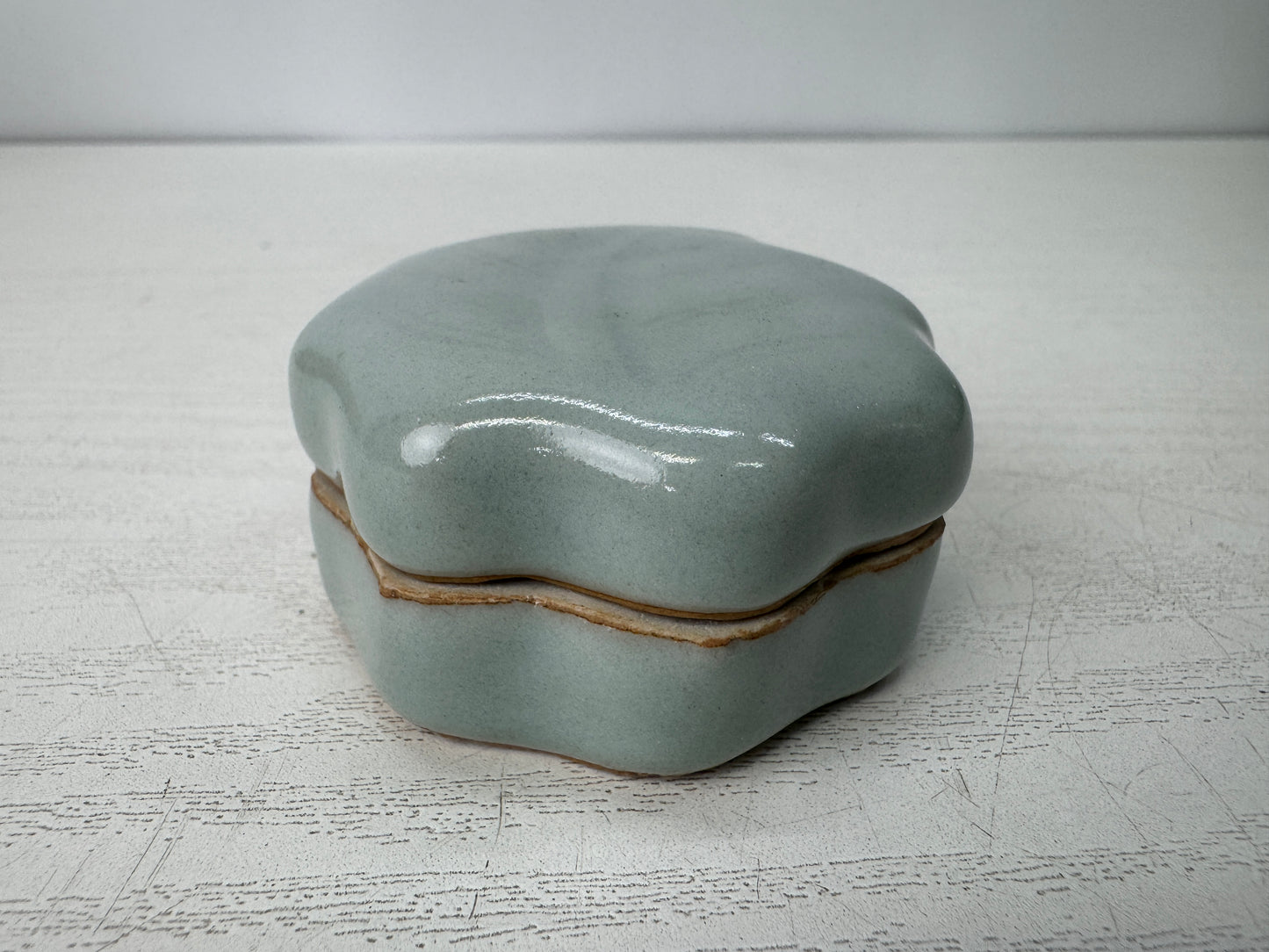 Y10758 BOX Celadon container signed Japan antique incense case fragrance aroma