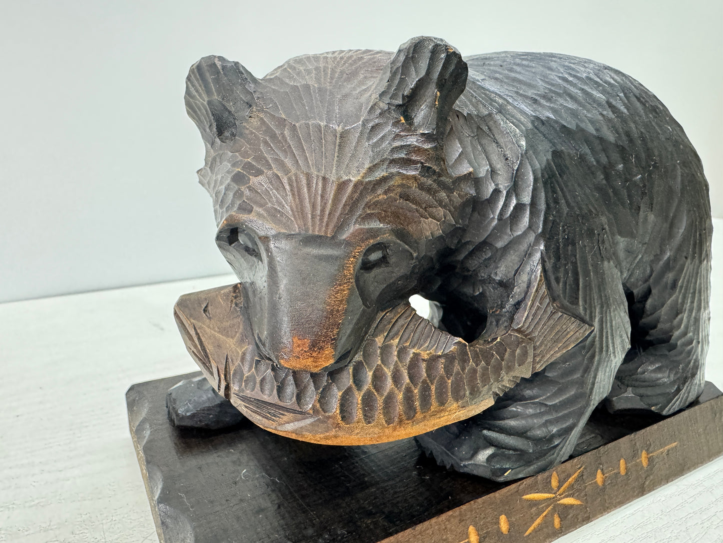 Y10792 OKIMONO wood carving Bear Salmon stand signed Japan antique figurine
