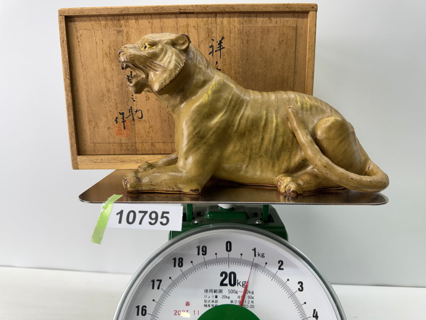 Y10795 OKIMONO Mino-ware Tiger figure signed box Japan antique ornament interior