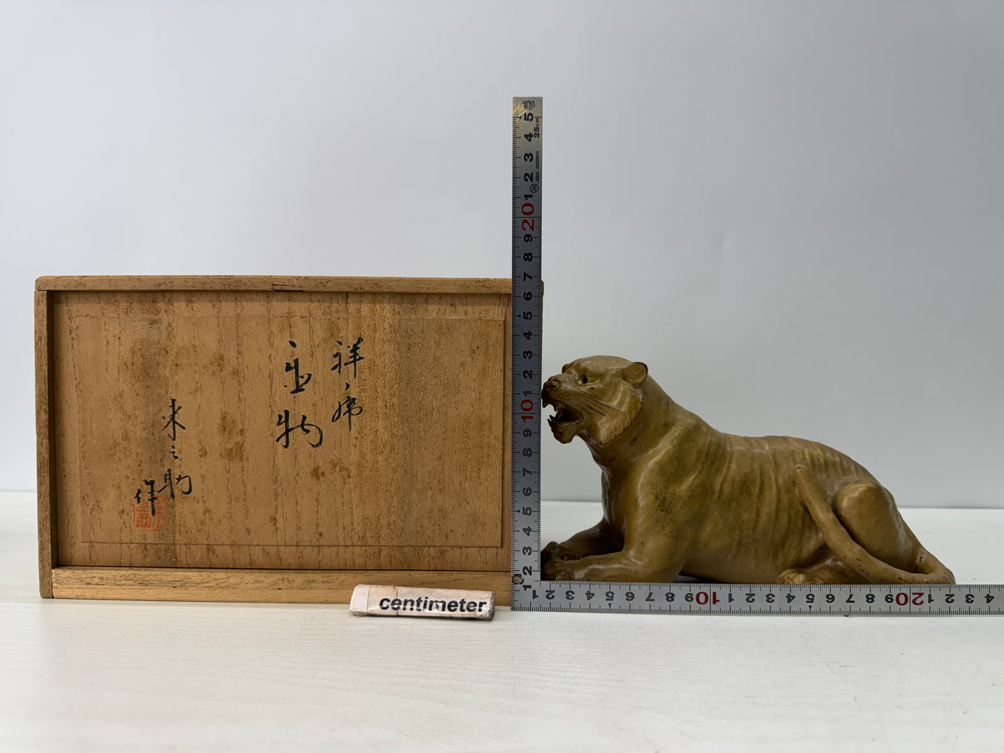 Y10795 OKIMONO Mino-ware Tiger figure signed box Japan antique ornament interior