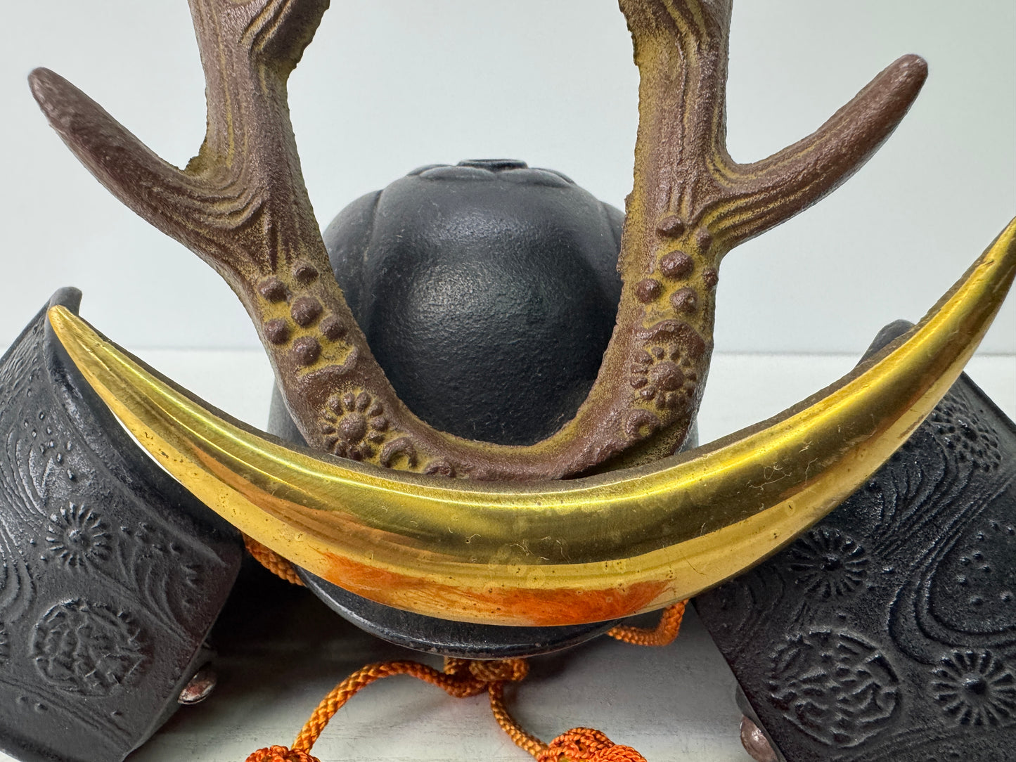 Y10798 OKIMONO iron Small Kabuto helmet figurine armor yoroi Japan antique