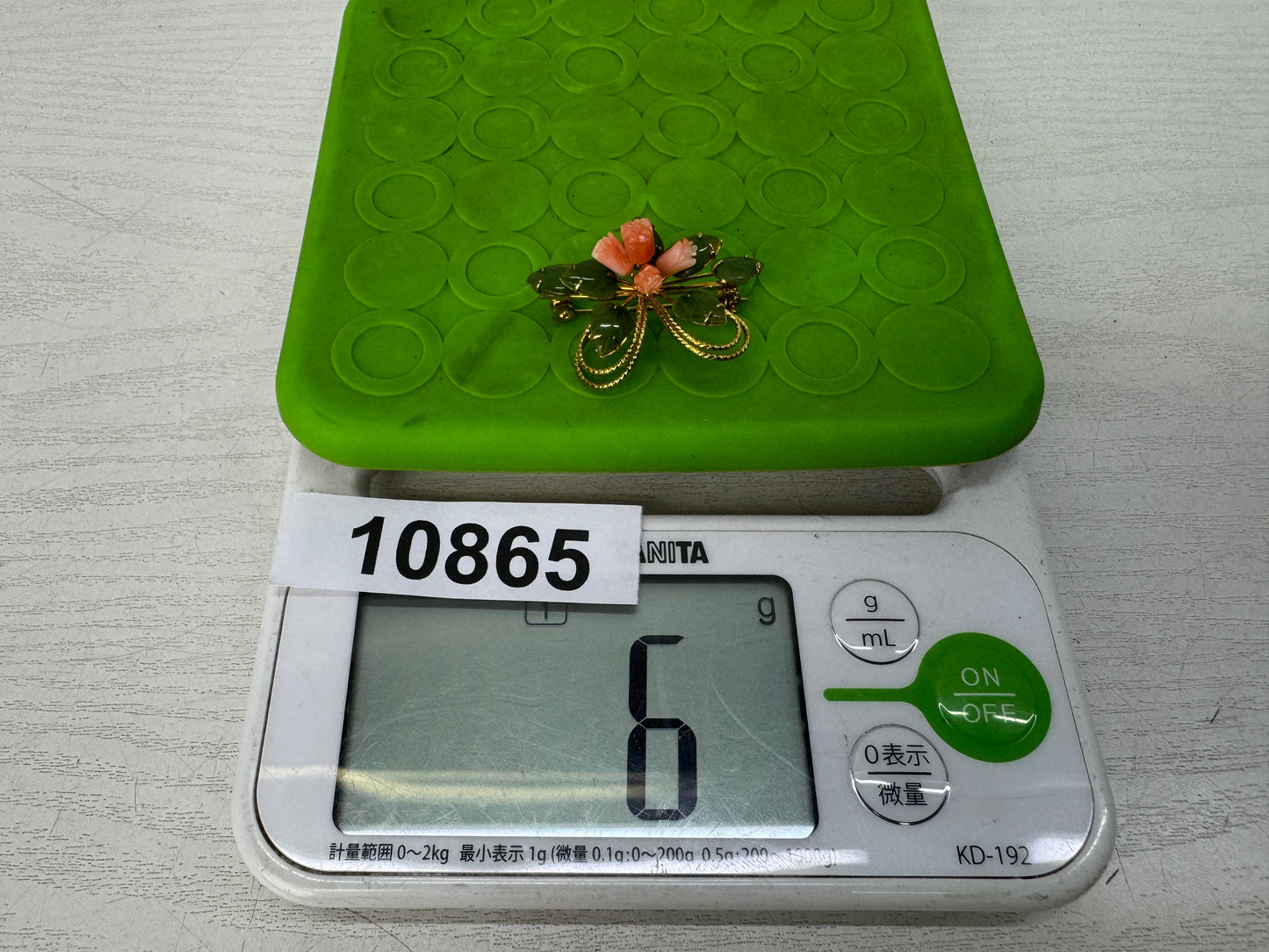 Y10865 BROOCH Genuine Coral Green Stone floral design Japan antique jewelry