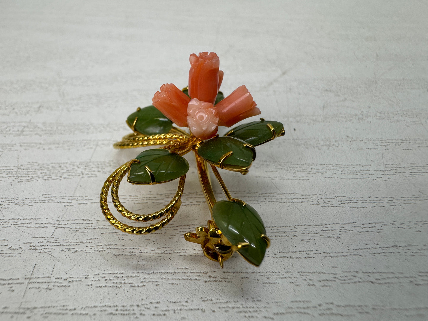 Y10865 BROOCH Genuine Coral Green Stone floral design Japan antique jewelry