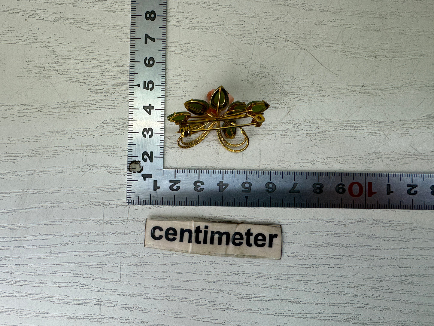 Y10865 BROOCH Genuine Coral Green Stone floral design Japan antique jewelry