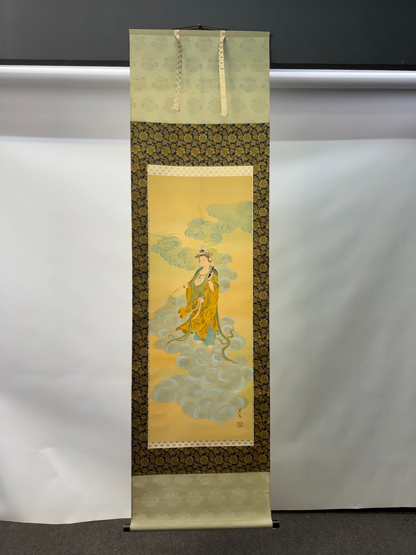 Y10908 KAKEJIKU Hanging scroll Kannon on clouds signed box Japan antique art