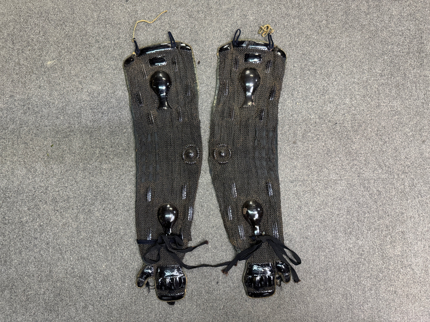 Y10927 YOROI Iron gauntlets Kote samurai armor protective gear Japan antique