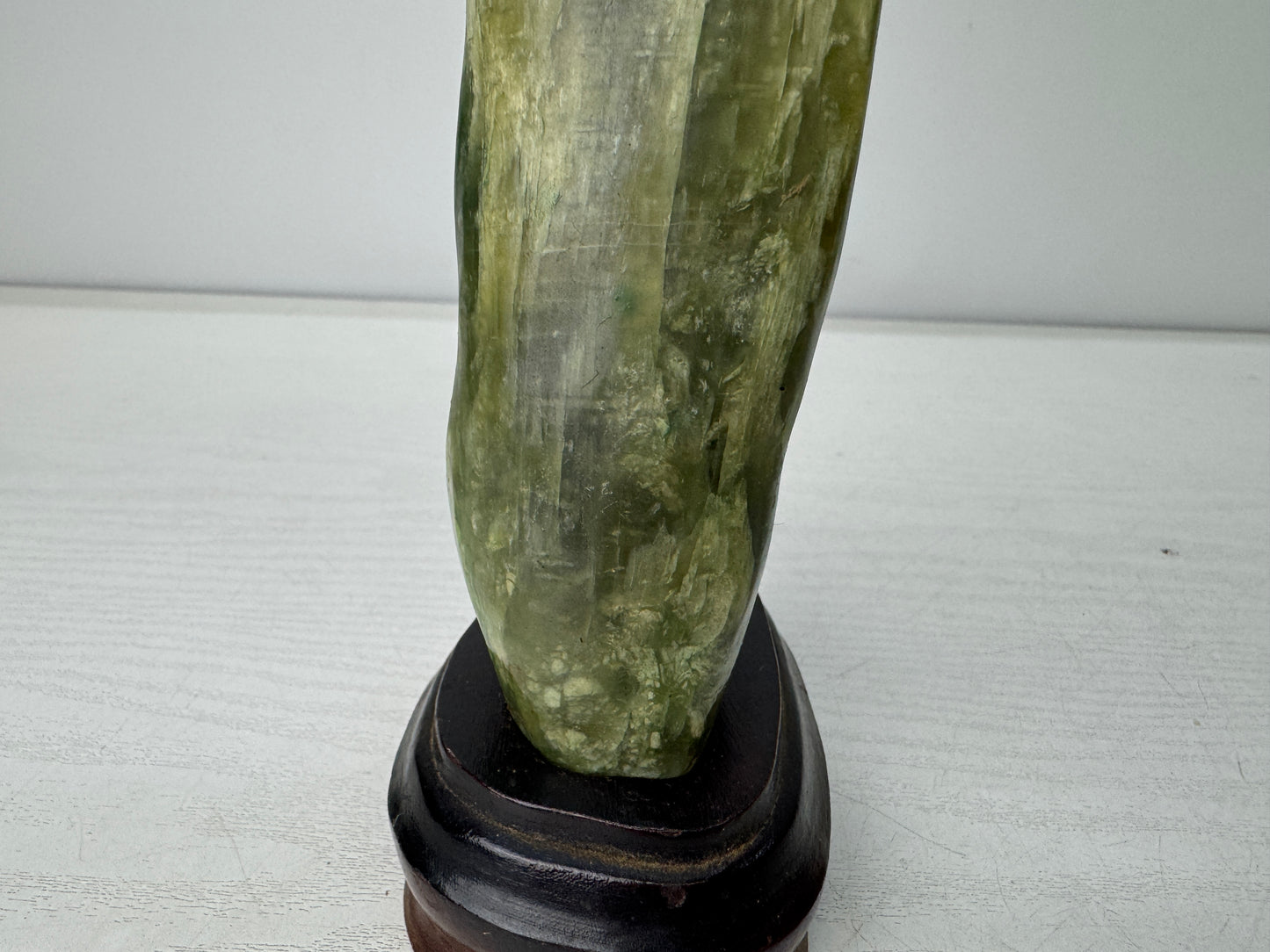 Y10958 OKIMONO Taiwan Jade raw viewing stone wooden stand Japan antique interior