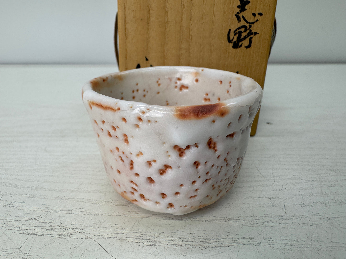 Y10984 CHAWAN Shino-ware Guinomi Sake cup signed box Japan antique tableware