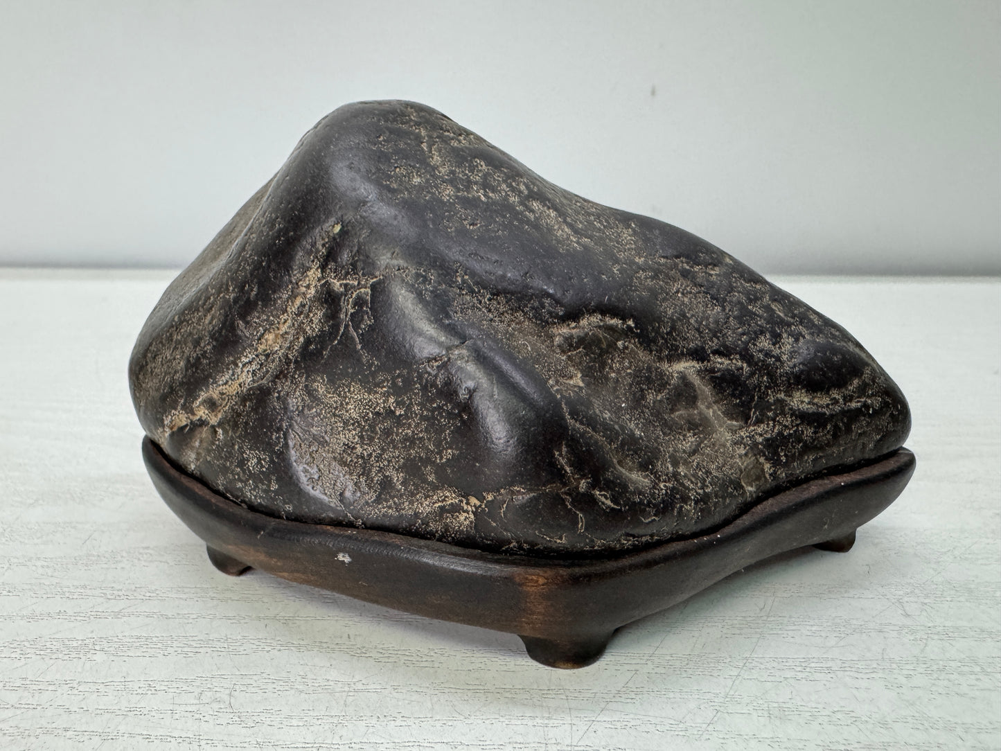 Y10992 OKIMONO Suiseki black viewing stone wooden stand Japan antique interior