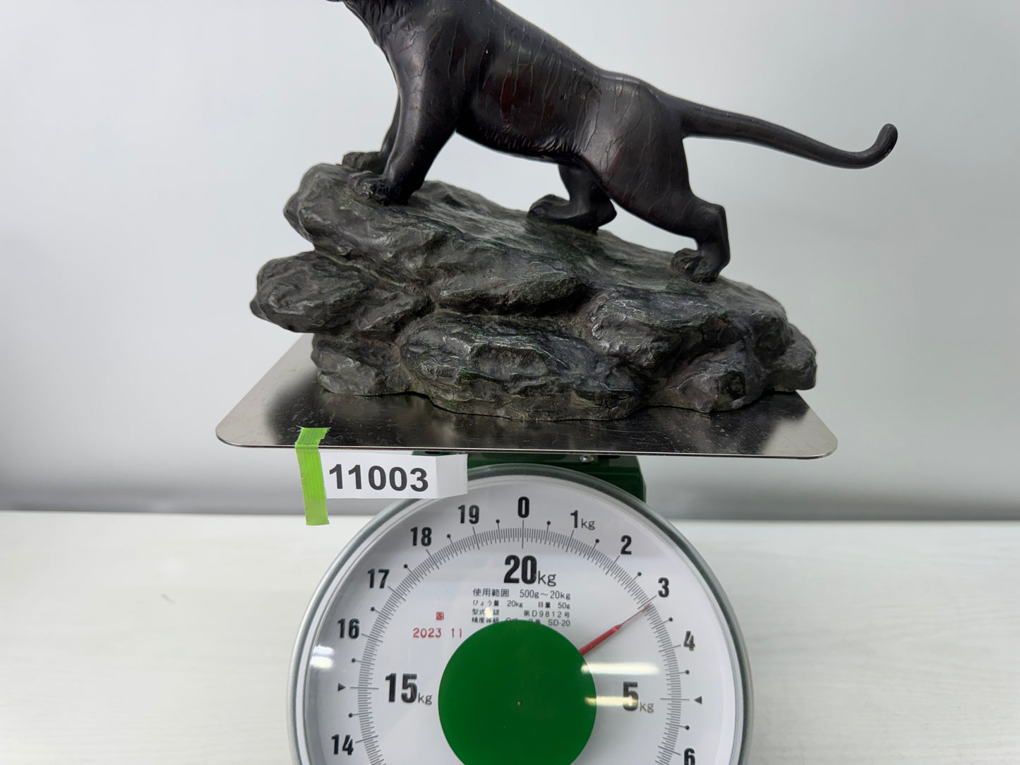 Y11003 OKIMONO metal Tiger figurine animal figure Japan antique interior decor