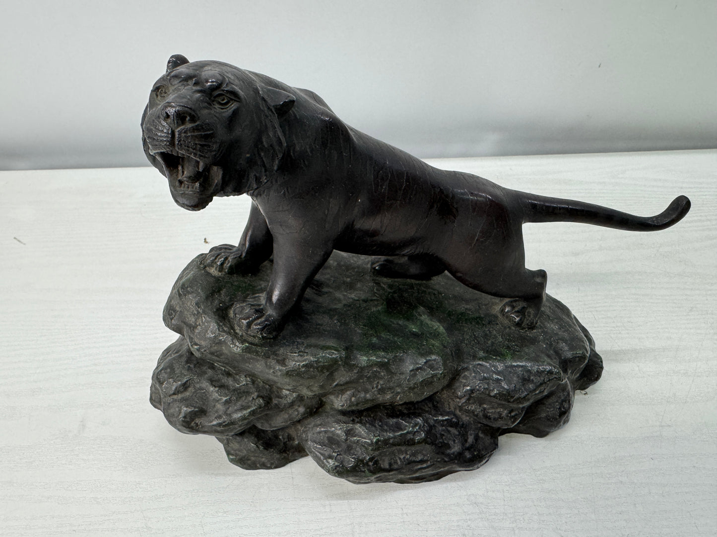 Y11003 OKIMONO metal Tiger figurine animal figure Japan antique interior decor