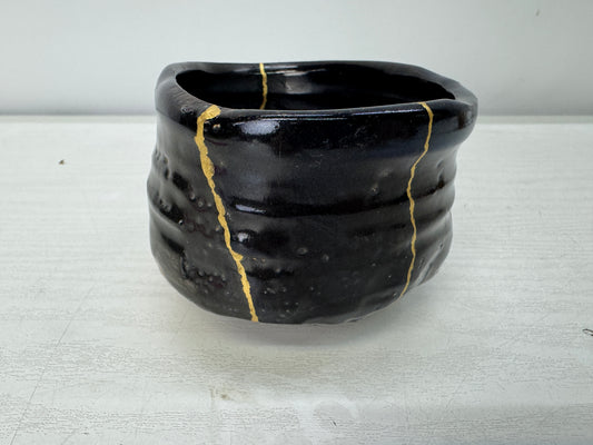 Y11035 CHAWAN KuroOribe-ware kintsugi bowl signed Japan antique tea ceremony cup