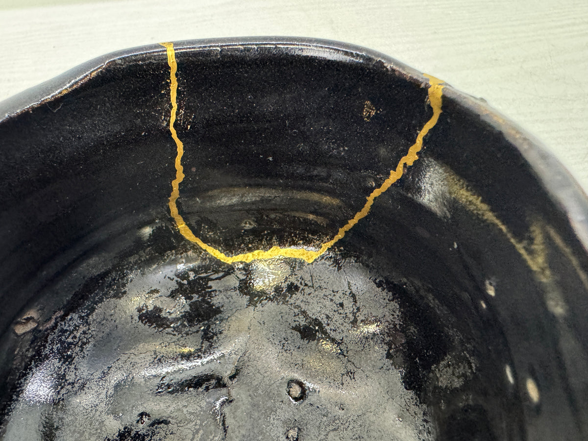 Y11035 CHAWAN KuroOribe-ware kintsugi bowl signed Japan antique tea ceremony cup