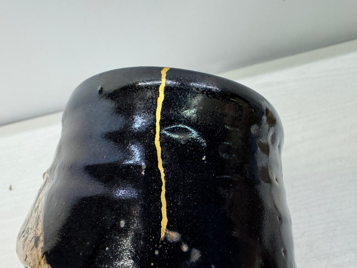Y11035 CHAWAN KuroOribe-ware kintsugi bowl signed Japan antique tea ceremony cup