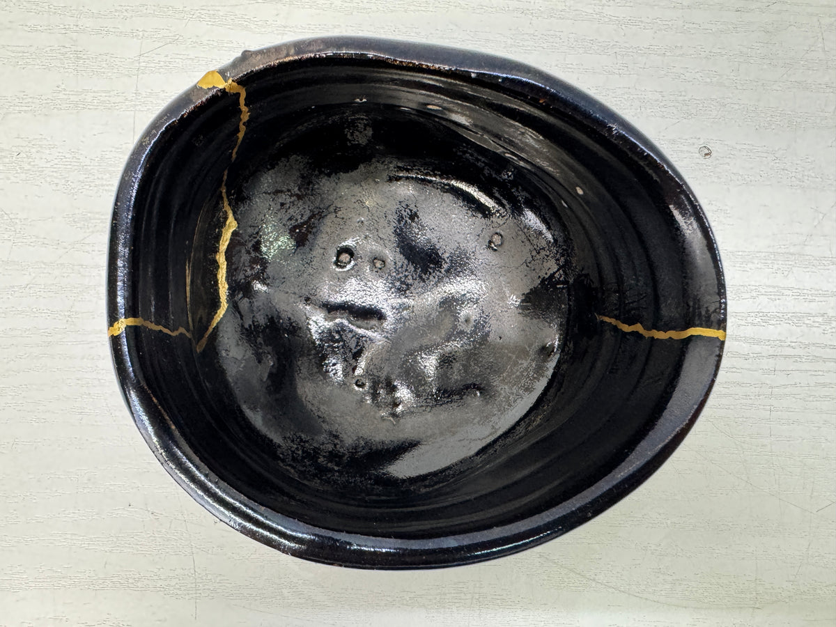 Y11035 CHAWAN KuroOribe-ware kintsugi bowl signed Japan antique tea ceremony cup
