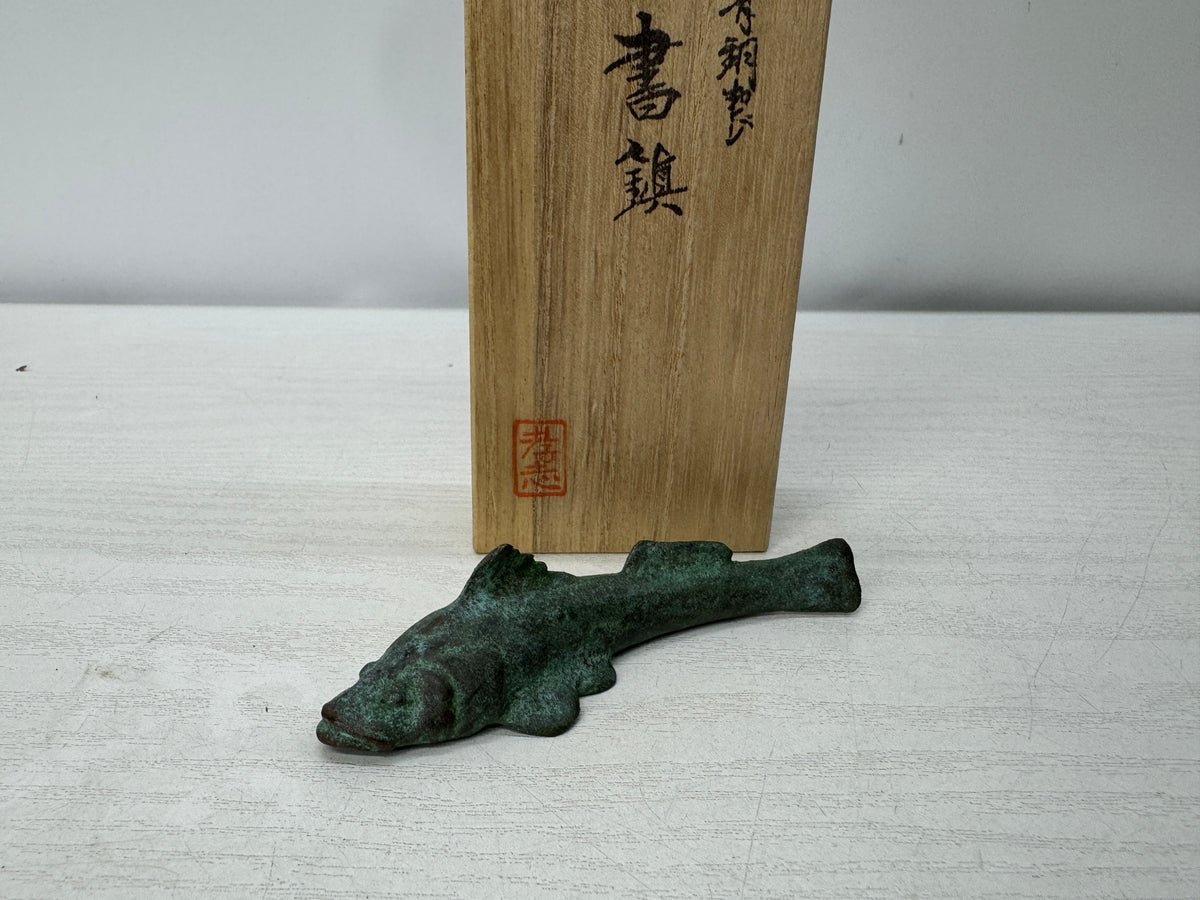 Y11070 OKIMONO Bronze Paperweight Fish signed box Japan antique figure figurine