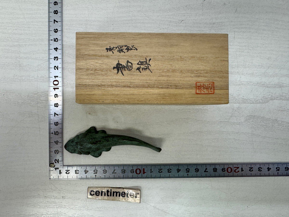 Y11070 OKIMONO Bronze Paperweight Fish signed box Japan antique figure figurine
