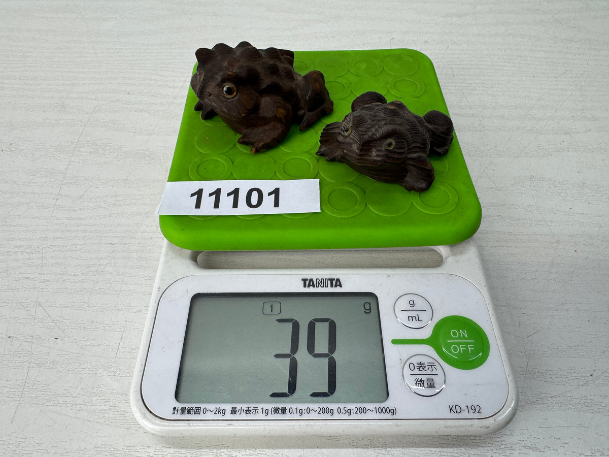 Y11101 OKIMONO wood carving 2 Frogs crystal eyes Japan antique interior ornament