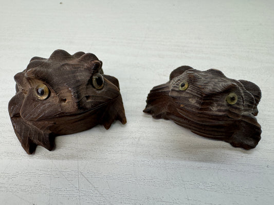 Y11101 OKIMONO wood carving 2 Frogs crystal eyes Japan antique interior ornament