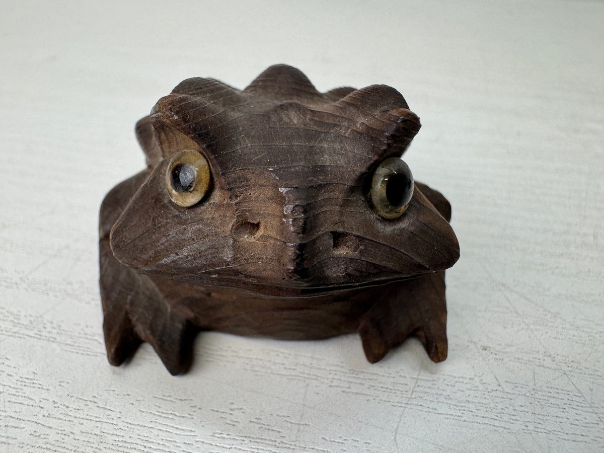 Y11101 OKIMONO wood carving 2 Frogs crystal eyes Japan antique interior ornament