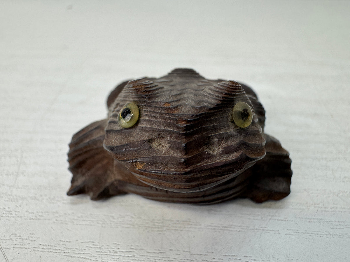Y11101 OKIMONO wood carving 2 Frogs crystal eyes Japan antique interior ornament