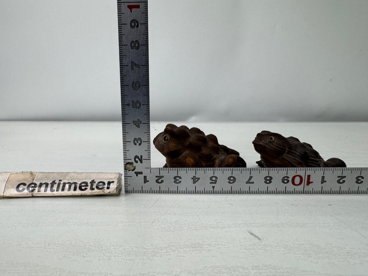 Y11101 OKIMONO wood carving 2 Frogs crystal eyes Japan antique interior ornament