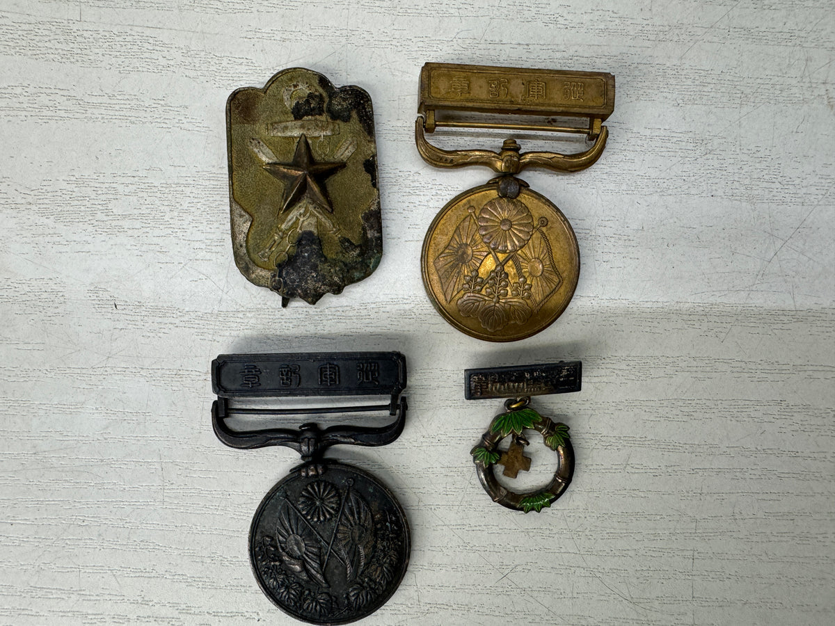 Y11105 KUNSHO Imperial Japan army Military medal Badge pins set Japan vintage