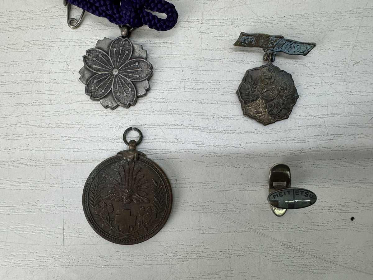Y11105 KUNSHO Imperial Japan army Military medal Badge pins set Japan vintage