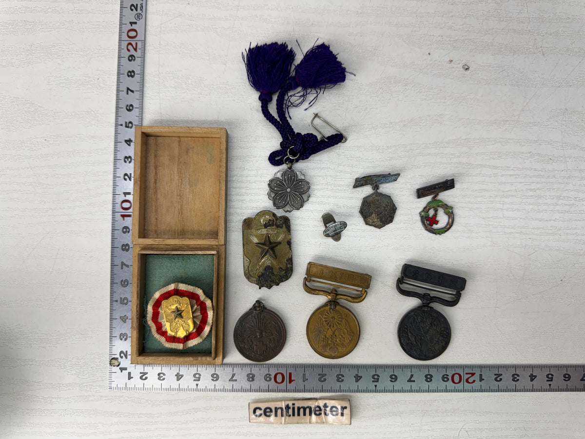 Y11105 KUNSHO Imperial Japan army Military medal Badge pins set Japan vintage