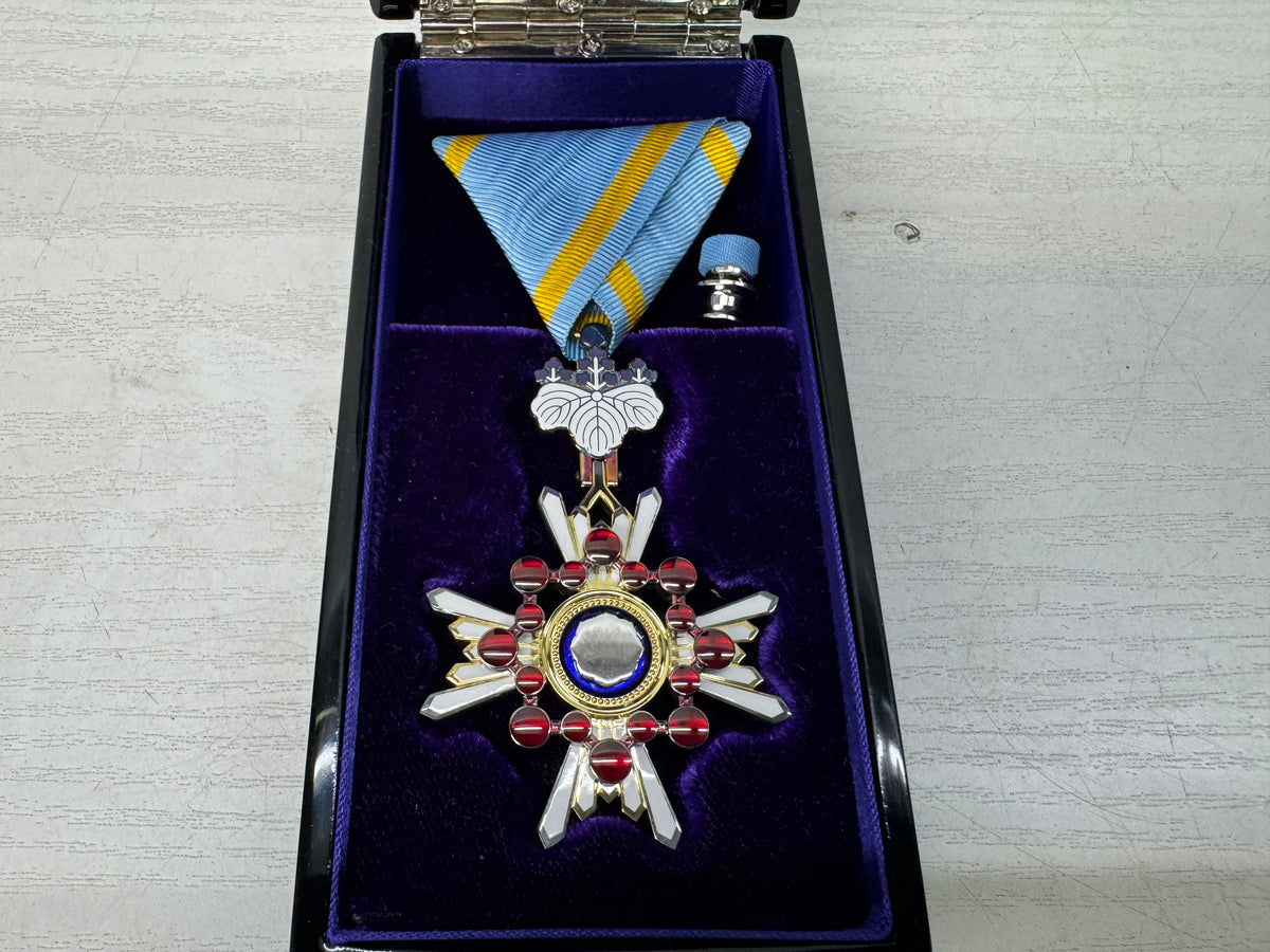 Y11106 KUNSHO Order of the Sacred Treasure Silver Rays box Japan military medal