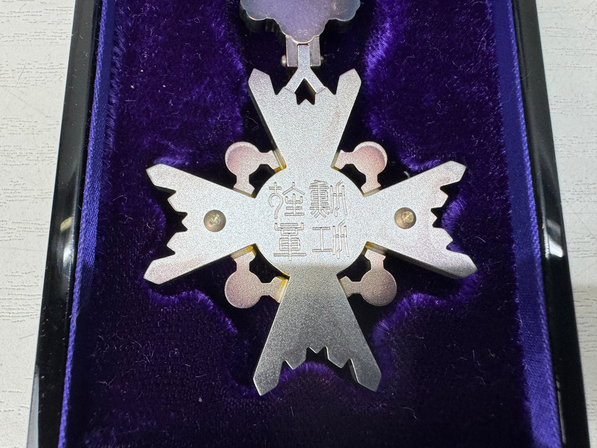 Y11106 KUNSHO Order of the Sacred Treasure Silver Rays box Japan military medal