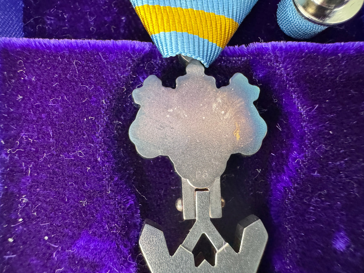 Y11106 KUNSHO Order of the Sacred Treasure Silver Rays box Japan military medal