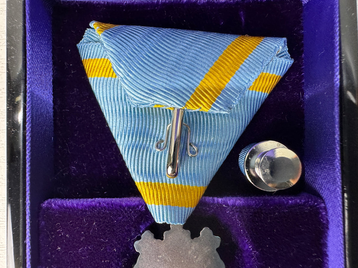 Y11106 KUNSHO Order of the Sacred Treasure Silver Rays box Japan military medal