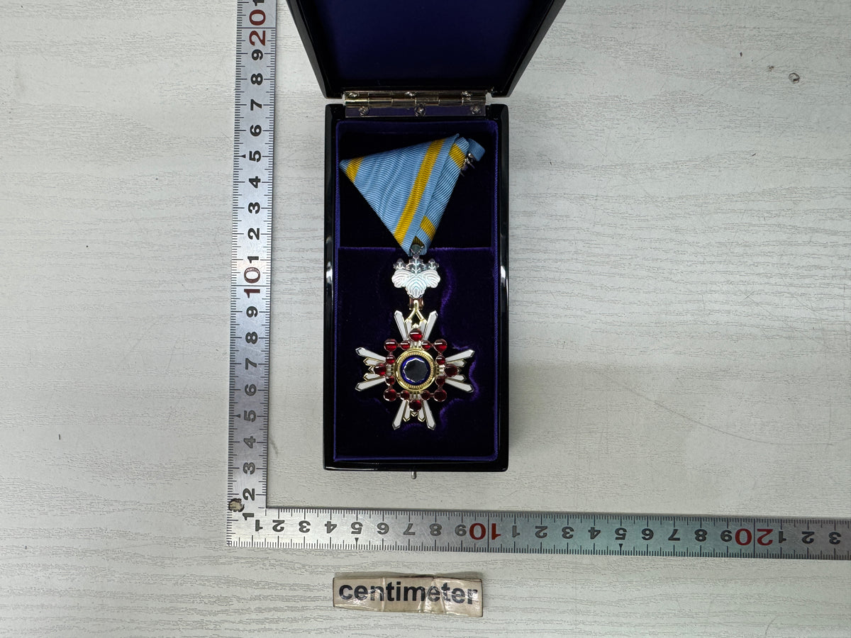 Y11106 KUNSHO Order of the Sacred Treasure Silver Rays box Japan military medal