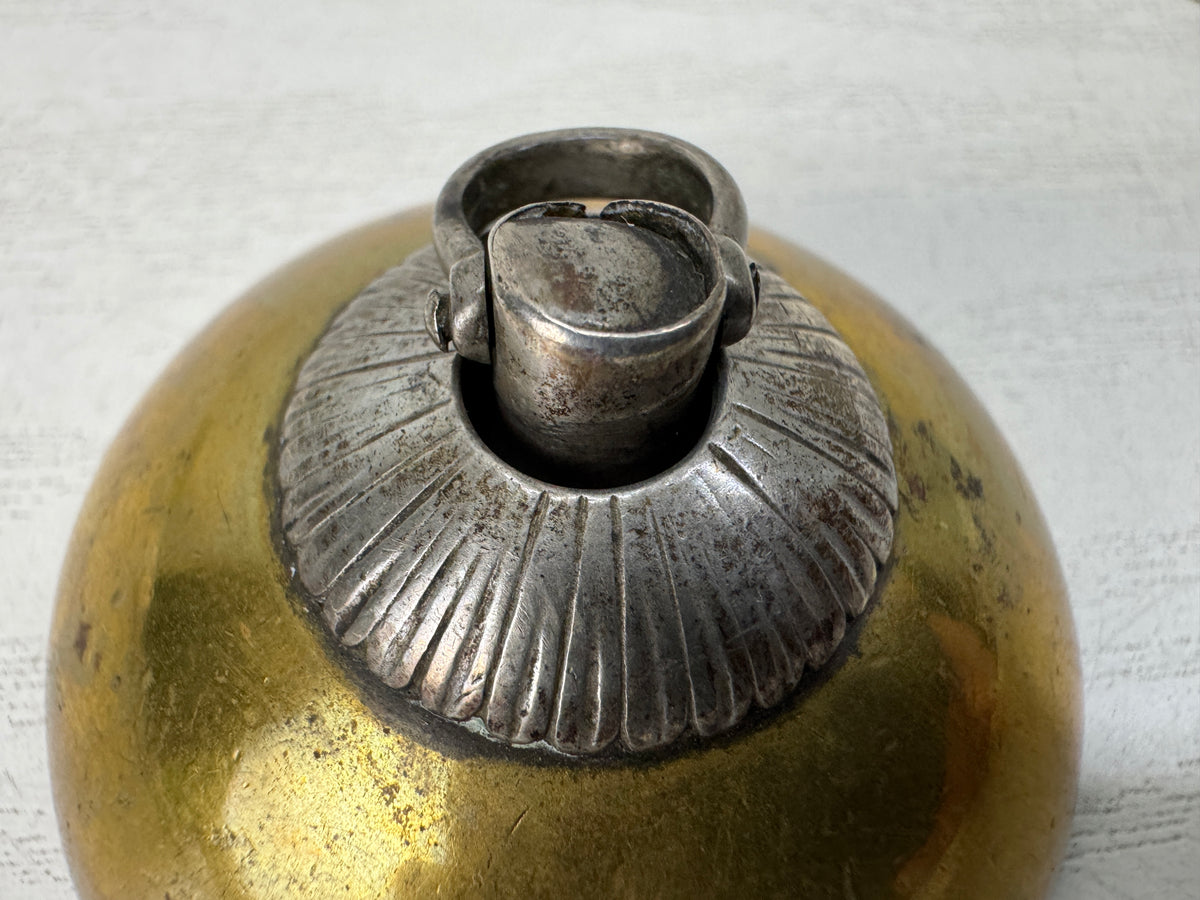 Y11154 NETSUKE Manju-style metal Sagemono Japan antique kimono accessory fashion