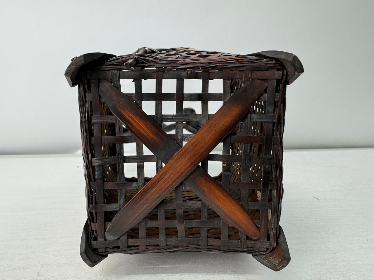 Y11234 Bamboo Woven Basket Flower vase ikebana floral arrangement Japan antique