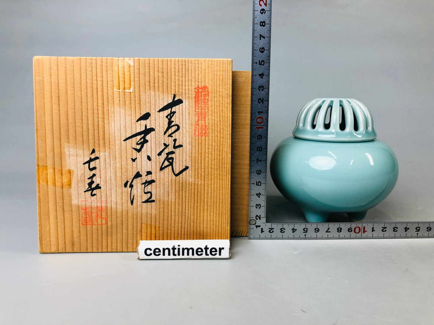 Y7156 KOURO Nabeshima-ware celadon signed box Japan antique fragrance aroma