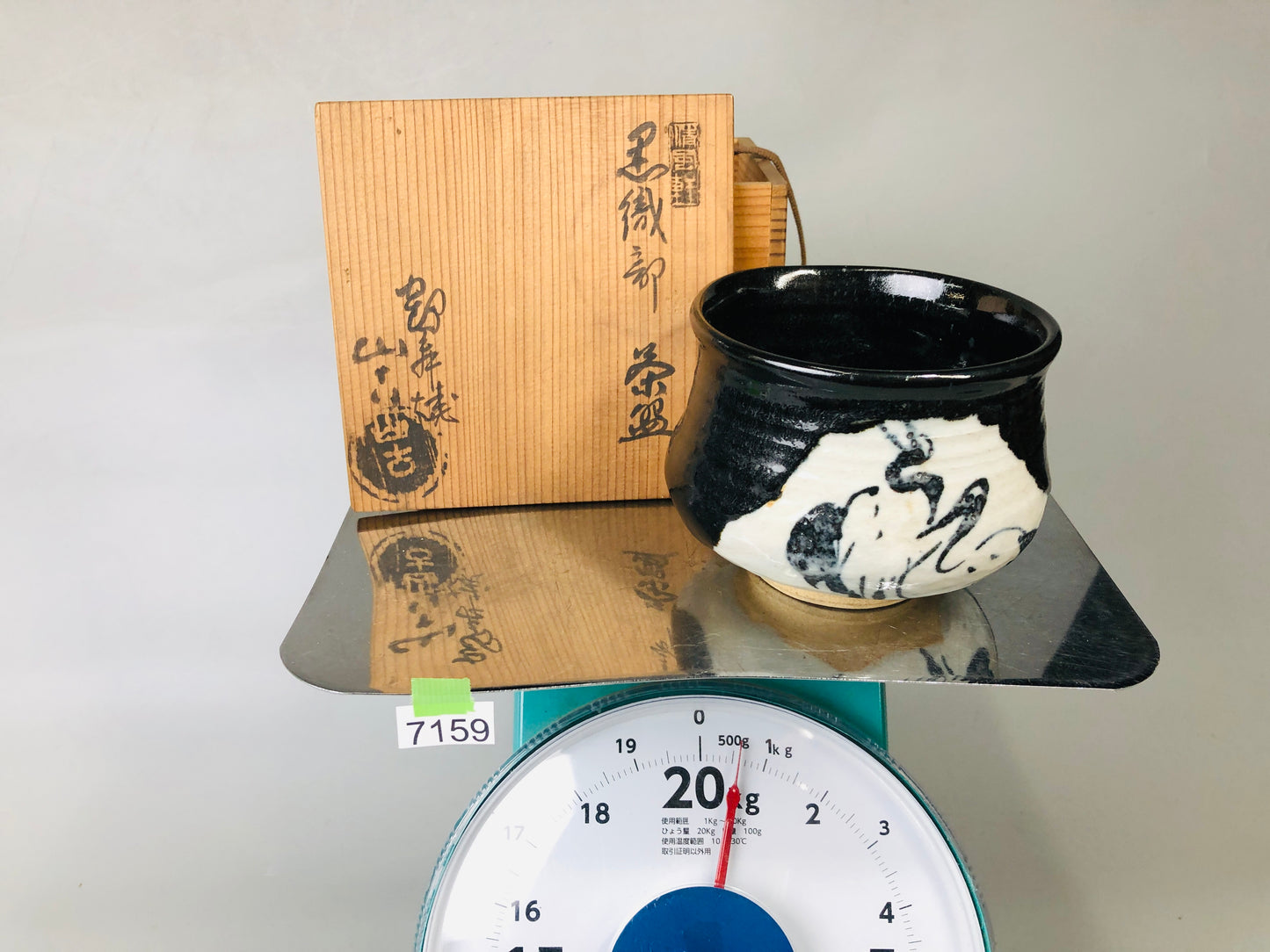 Y7159 CHAWAN Oribe-ware black bowl signed box crane Japan antique tea ceremony