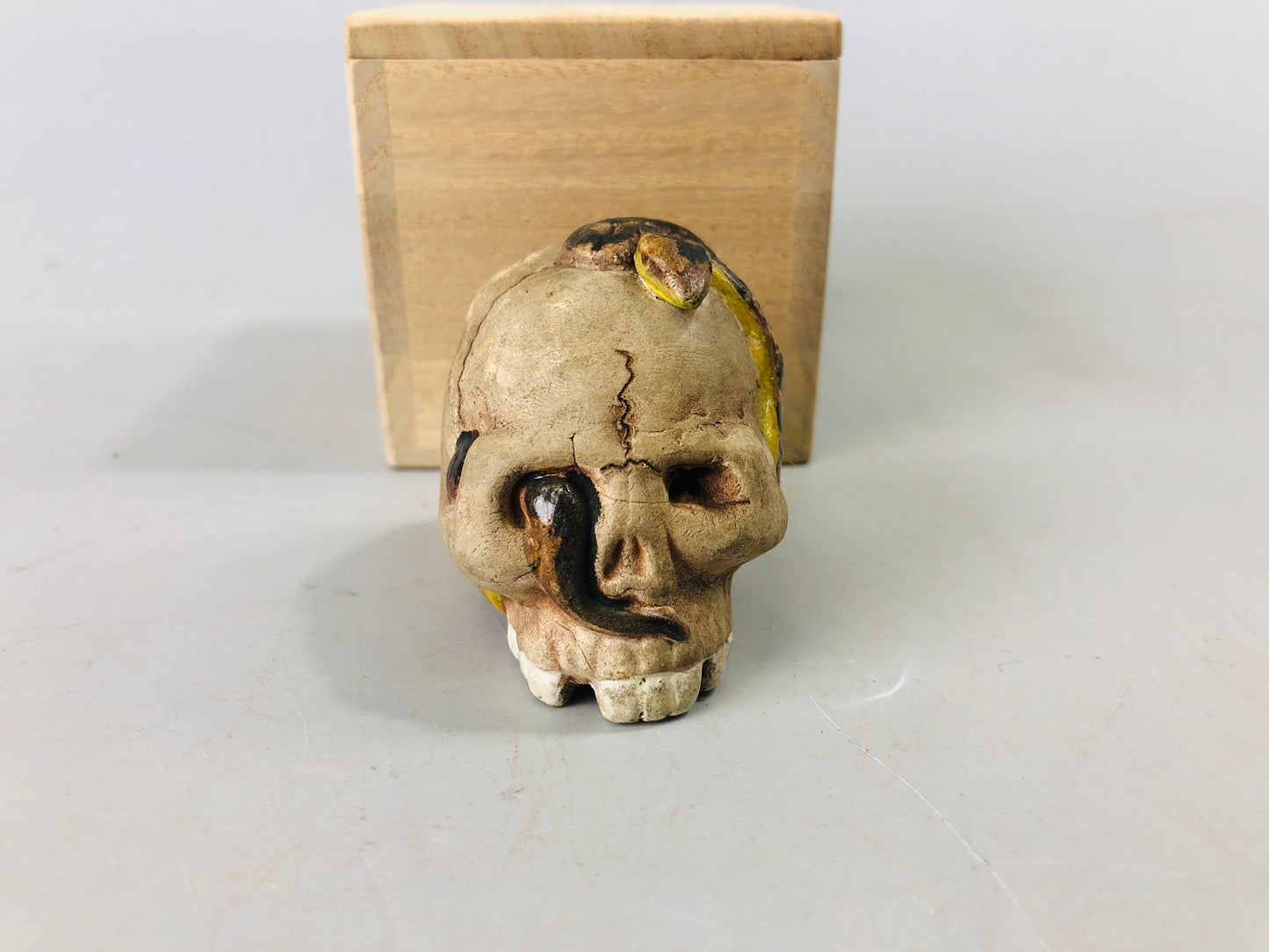 Y7256 OKIMONO Ceramic skull skeleton snake figurine small Japan antique interior