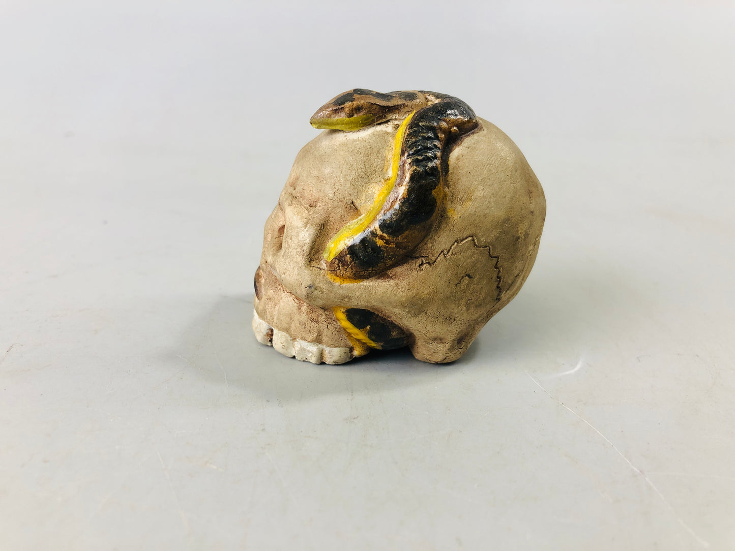 Y7256 OKIMONO Ceramic skull skeleton snake figurine small Japan antique interior